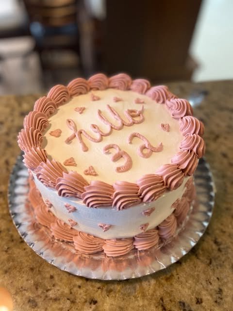 Bolo decorado com confeitos rosa