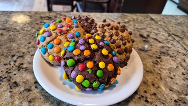 Cookies recheados com confeitos coloridos e gotas de chocolate